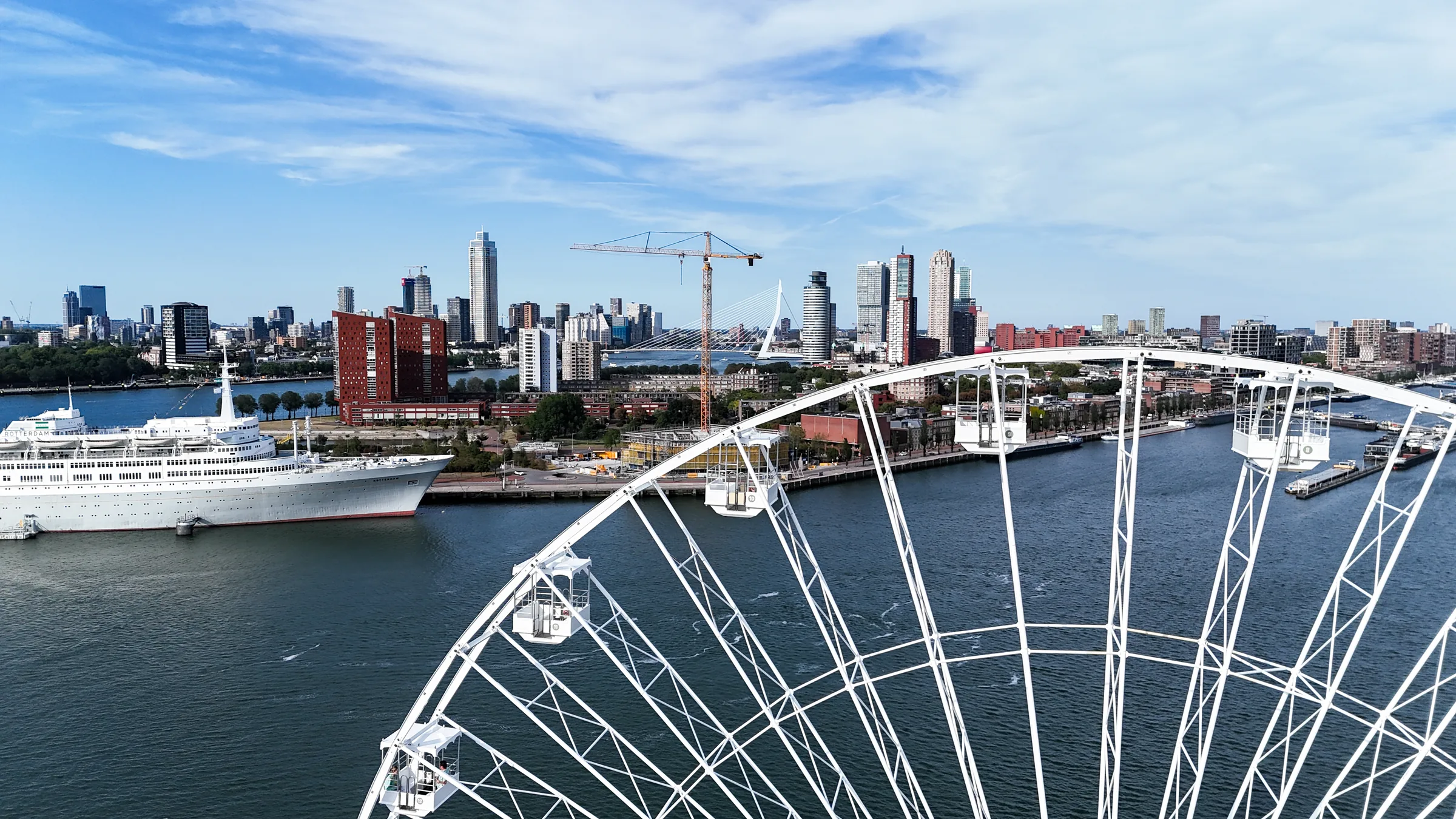 Een ritje in het reuzenrad met het mooiste uitzicht van Rotterdam!